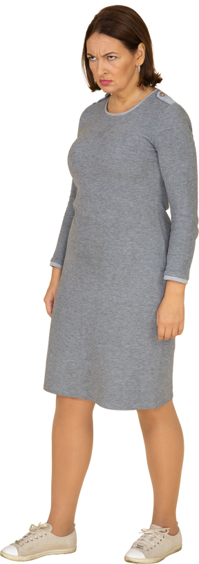 Vista frontal de uma mulher triste em um vestido cinza