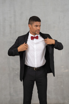 Hombre en traje negro posando