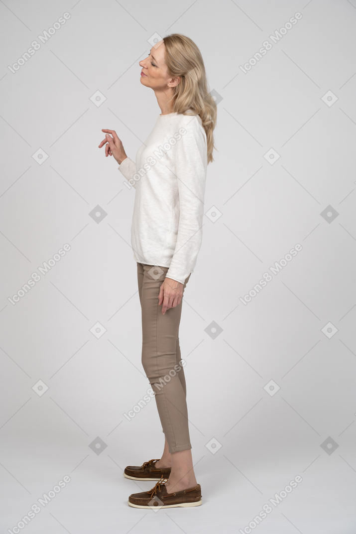 Женщина в повседневной одежде стоя