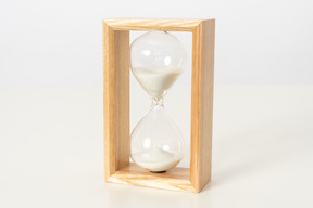 흰색 배경에 나무 모래 시계