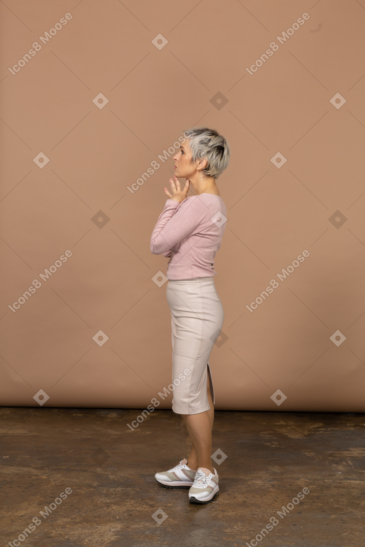 Vue latérale d'une femme réfléchie dans des vêtements décontractés