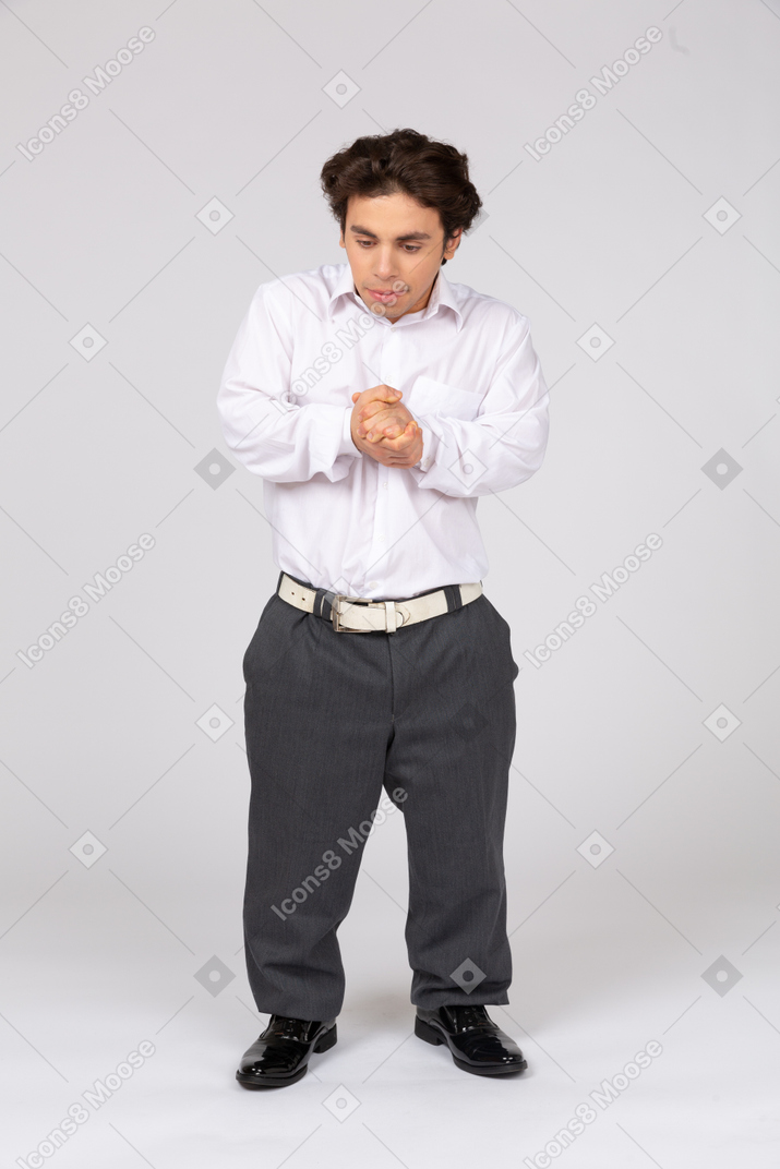 Vista frontal del hombre con ropa formal frotándose las manos