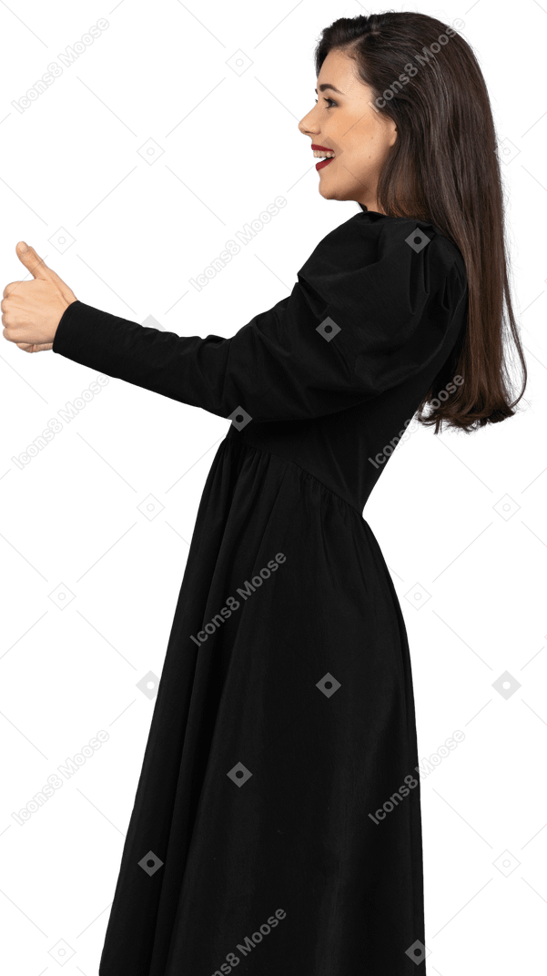 一位微笑的年轻女士，穿着一件黑色的连衣裙，现身拇指的侧视图