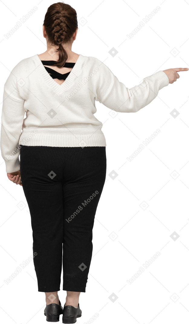 Donna grassoccia in abiti casual che indica con un dito