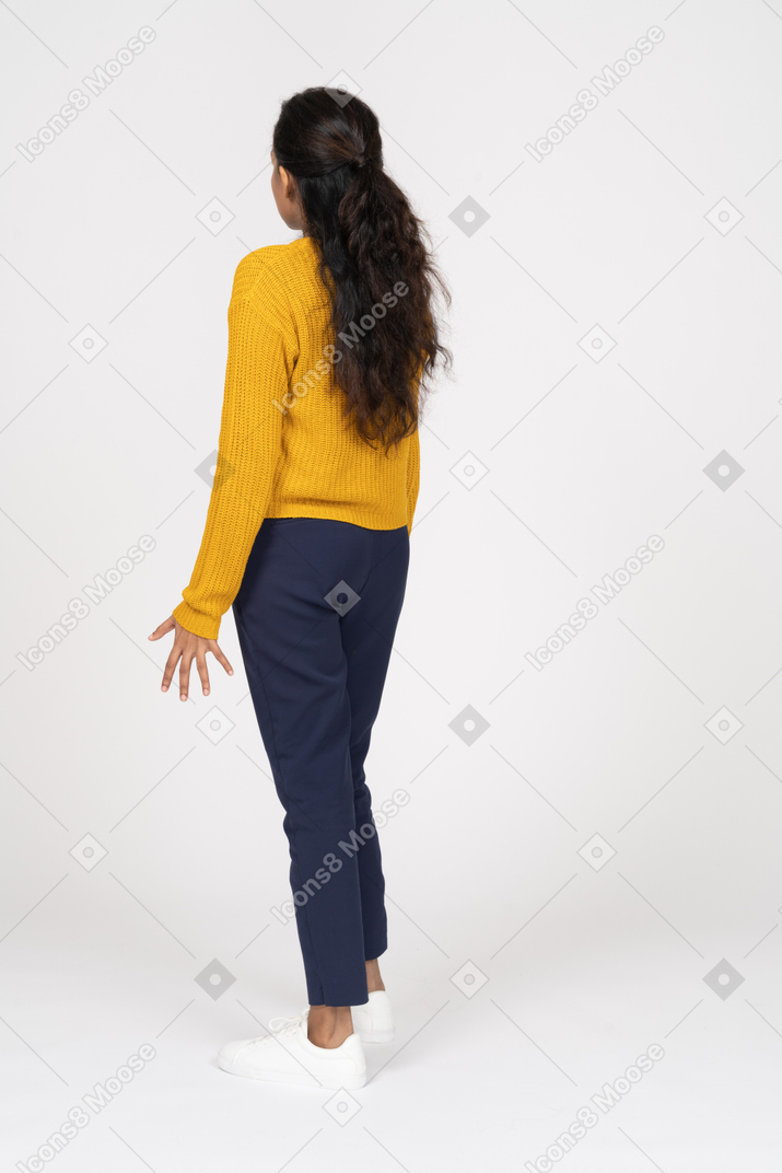 カジュアルな服装で感情的な女の子の背面図