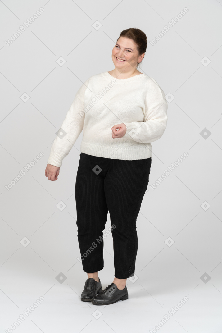 Femme taille plus heureuse dans des vêtements décontractés souriant