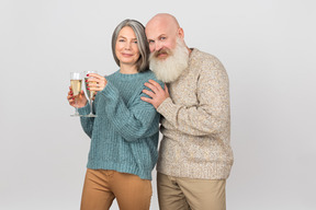 Élégant couple de personnes âgées bénéficiant d'être ensemble