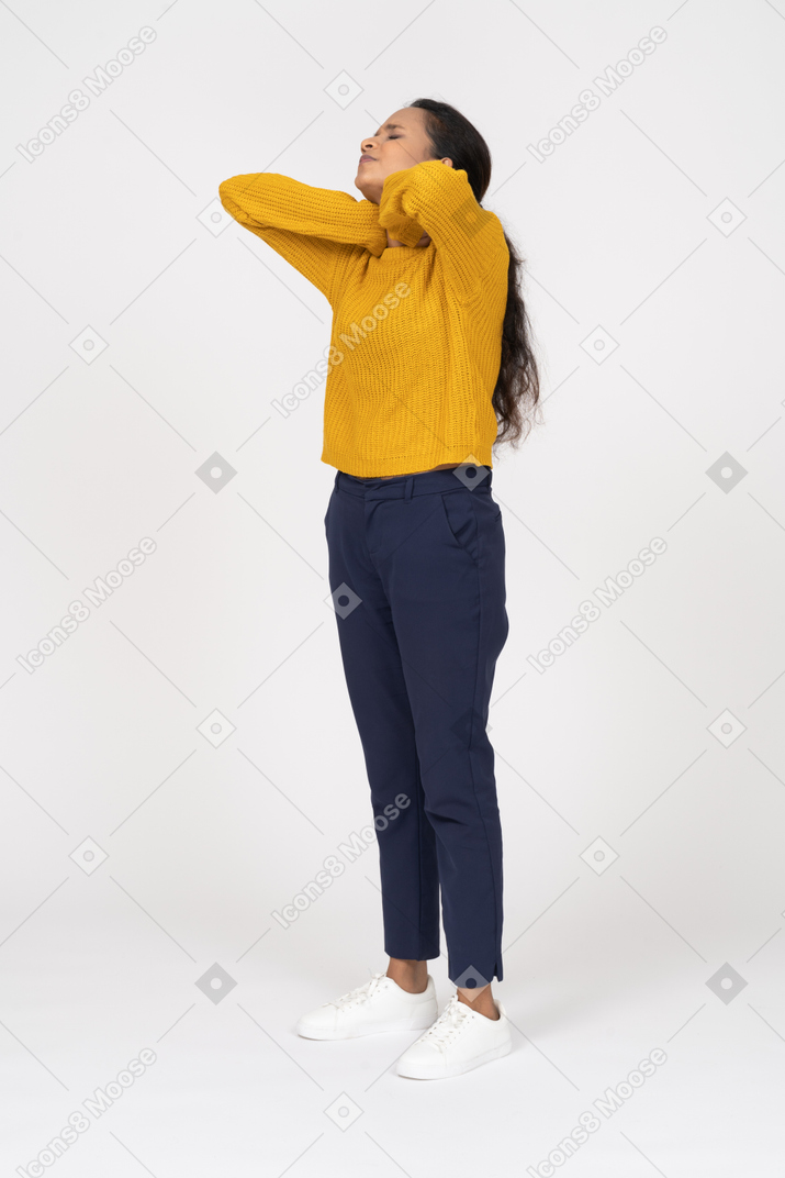 Vista frontal de uma garota em roupas casuais, sofrendo de dor no pescoço