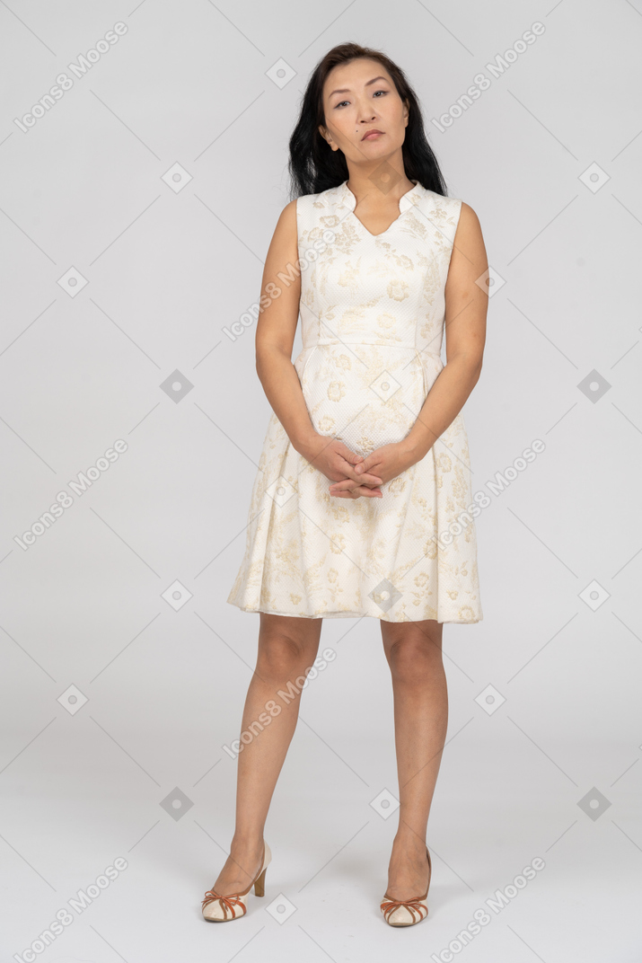 Mujer en un vestido blanco de pie