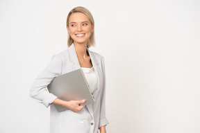 Femme d'affaires jeune avec un ordinateur portable