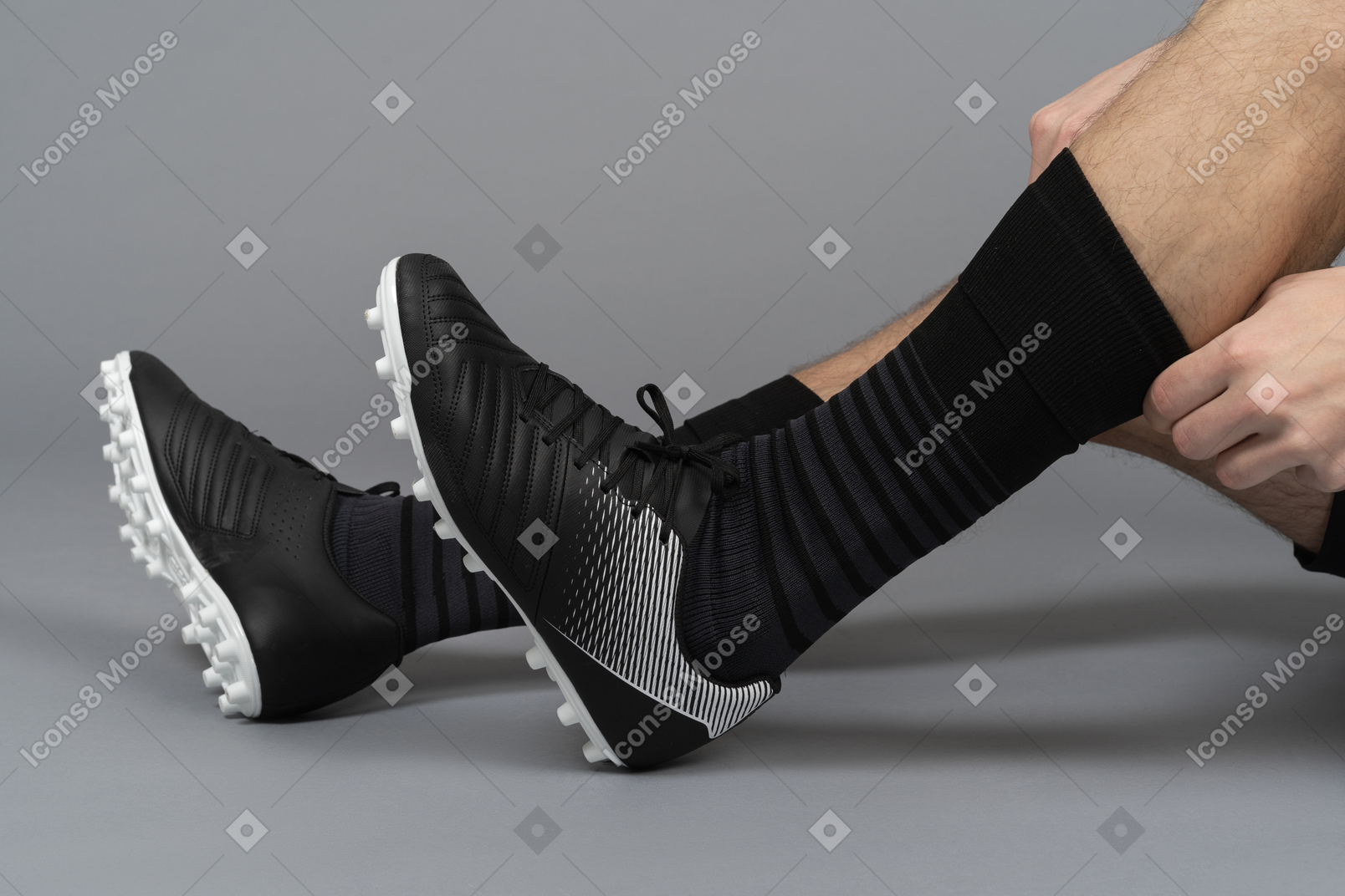 Close-up de un jugador de fútbol ajustando sus calcetines hasta la rodilla