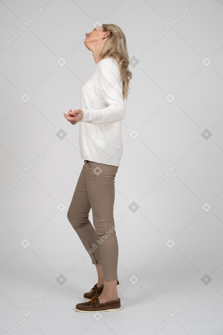 Frau in freizeitkleidung posiert