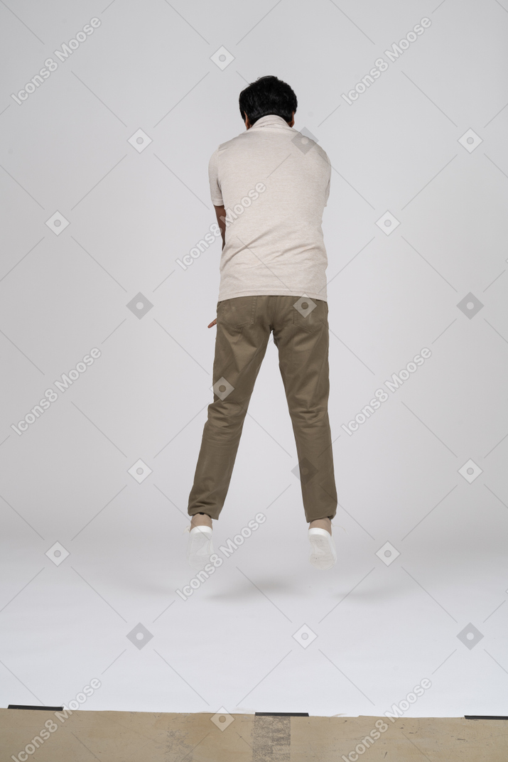 Человек в повседневной одежде прыгает