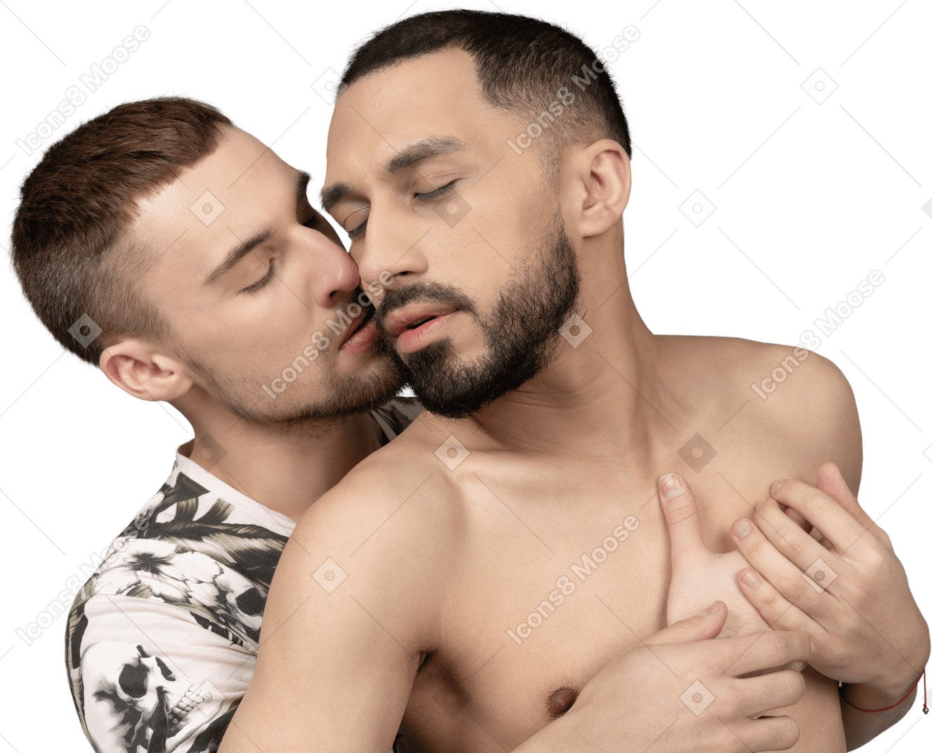 一个年轻人回来拥抱和亲吻他赤裸上身的情人的特写镜头