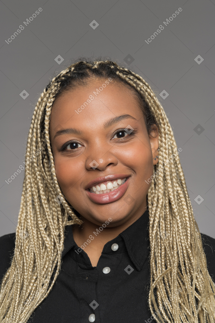 Ritratto di una giovane donna sorridente afro-americana con dreadlocks