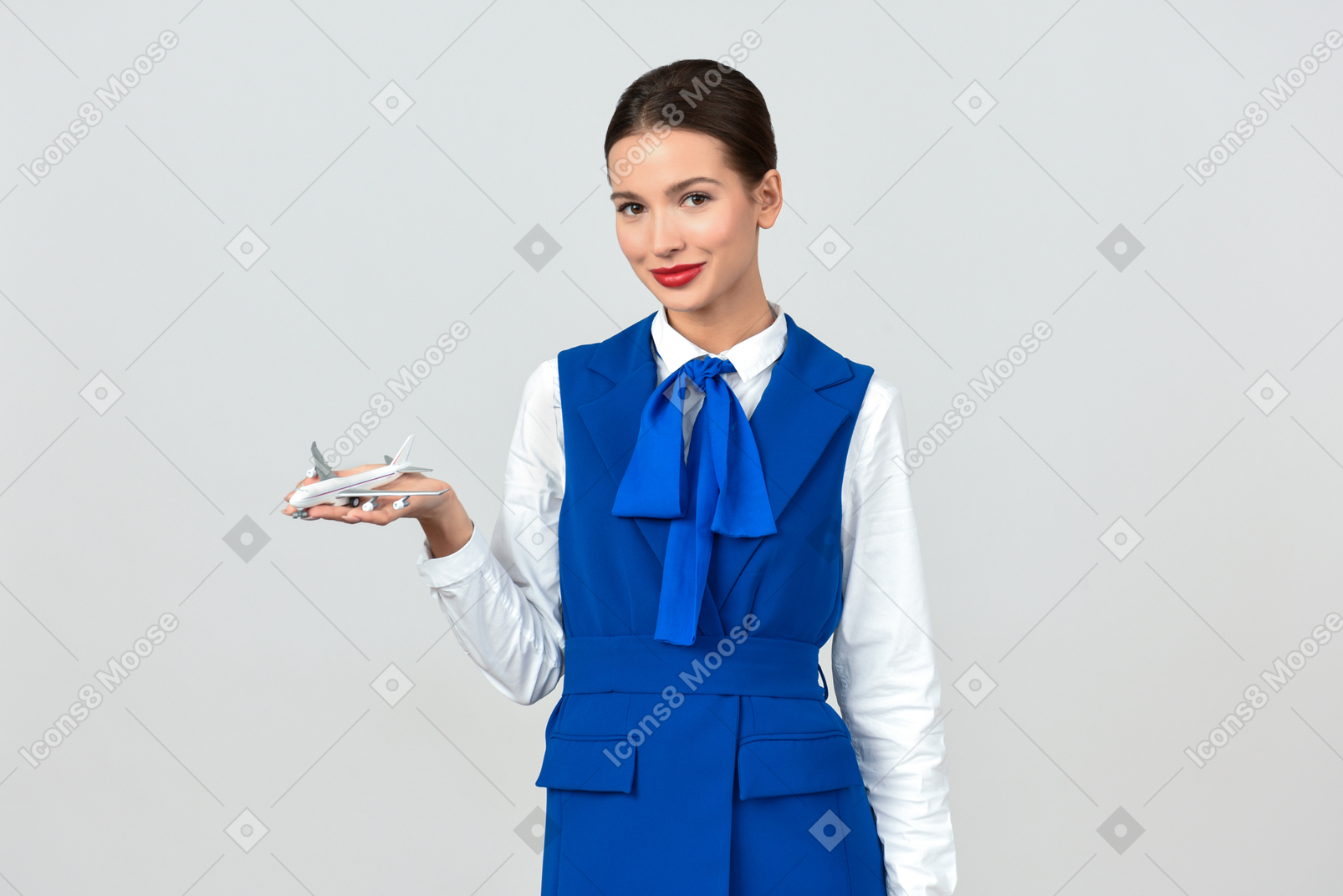 Assistente de vôo bonito em um uniforme azul