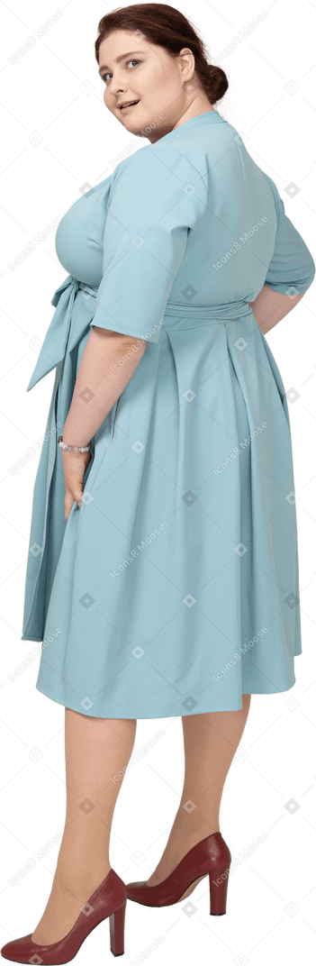 Femme en robe bleue posant de profil