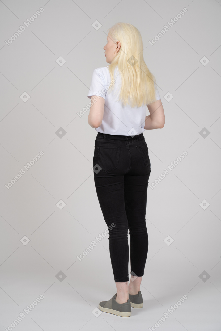 Vista posteriore di una giovane ragazza bionda