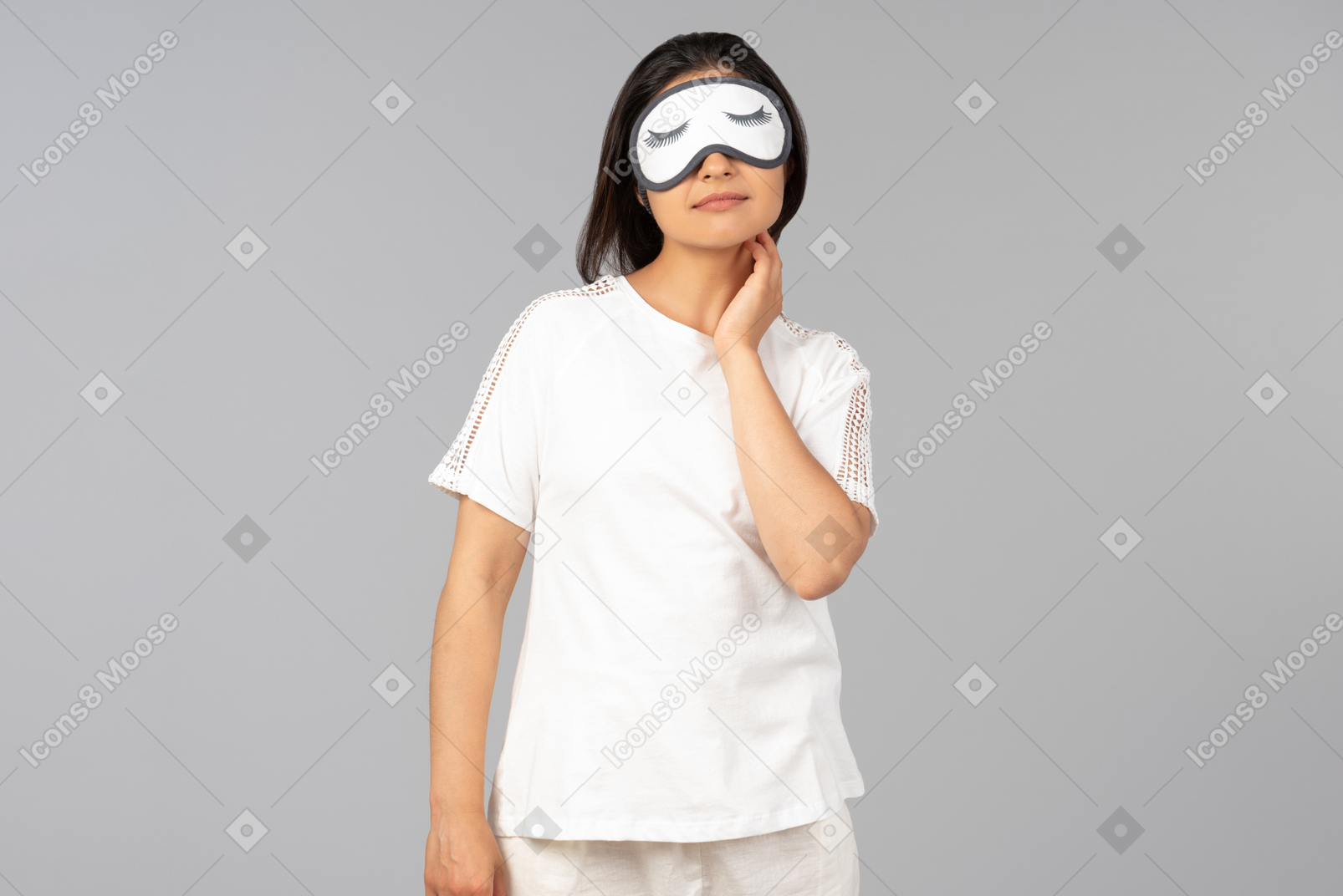 Giovane donna indiana e con maschera per dormire sul collo toccante