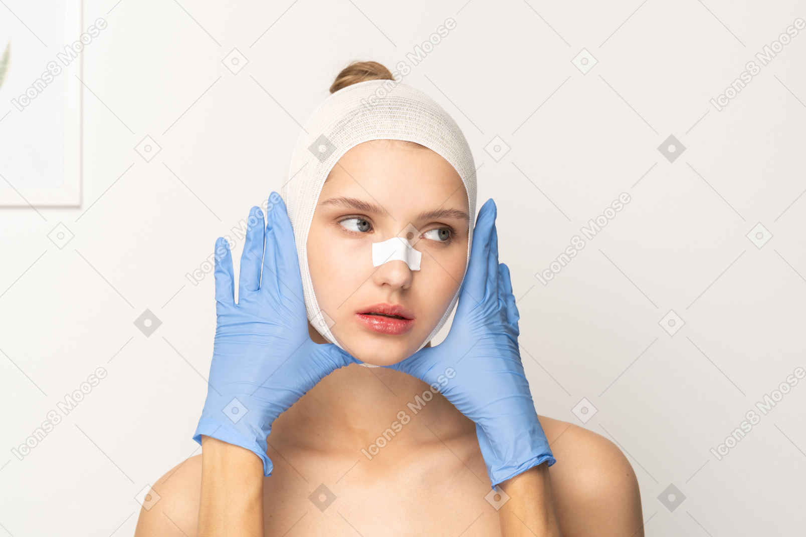 Paciente do sexo feminino com mãos enluvadas emoldurando seu rosto
