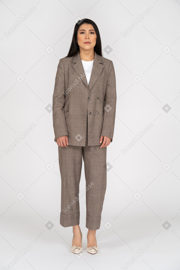 茶色のビジネススーツを着た若い女性の正面図