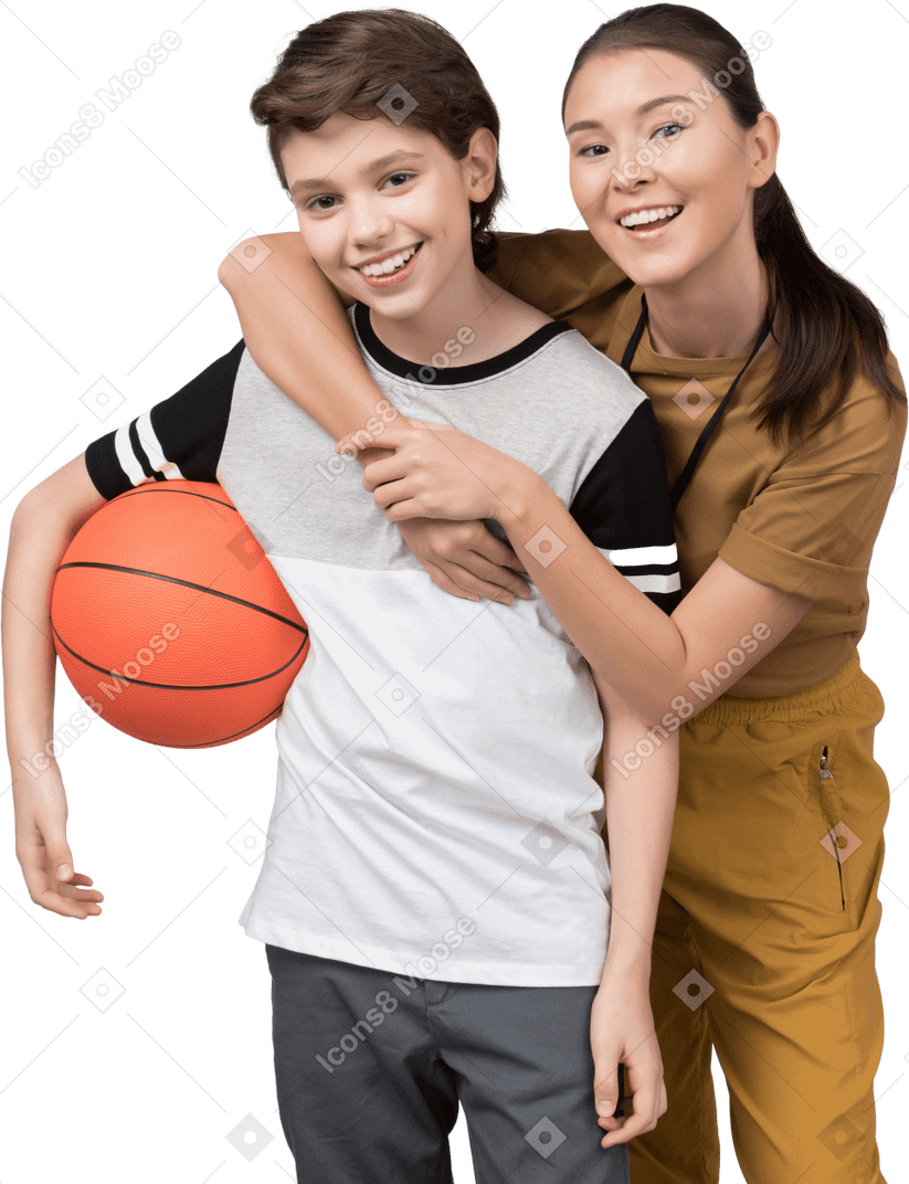 Учительница обнимает своего ученика, который держит баскетбольный мяч