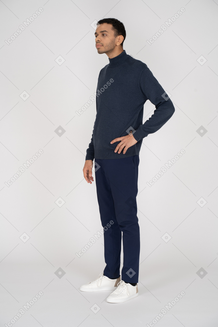 Mann in schwarzer kleidung stehend