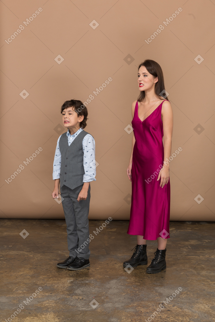 빨간 드레스와 소년에 젊은 여자의 측면보기