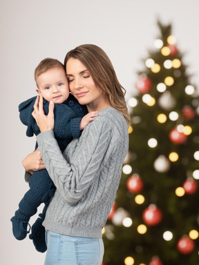 Heureuse mère tient son meilleur cadeau