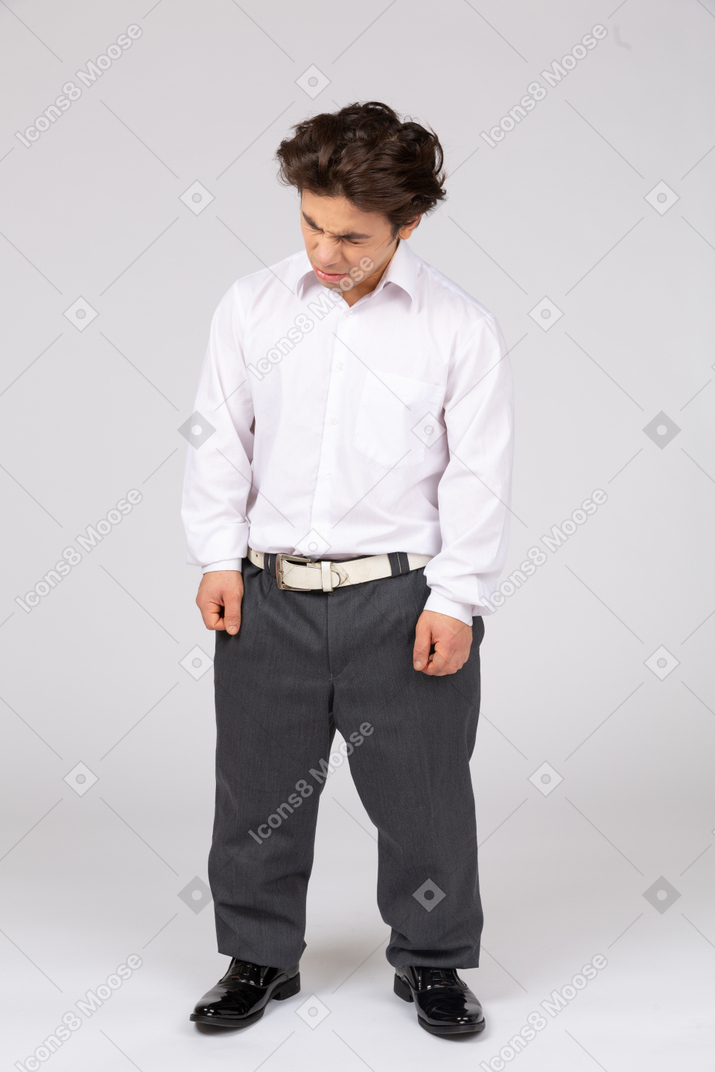 Вид спереди на мужчину в деловой повседневной одежде с закрытыми глазами