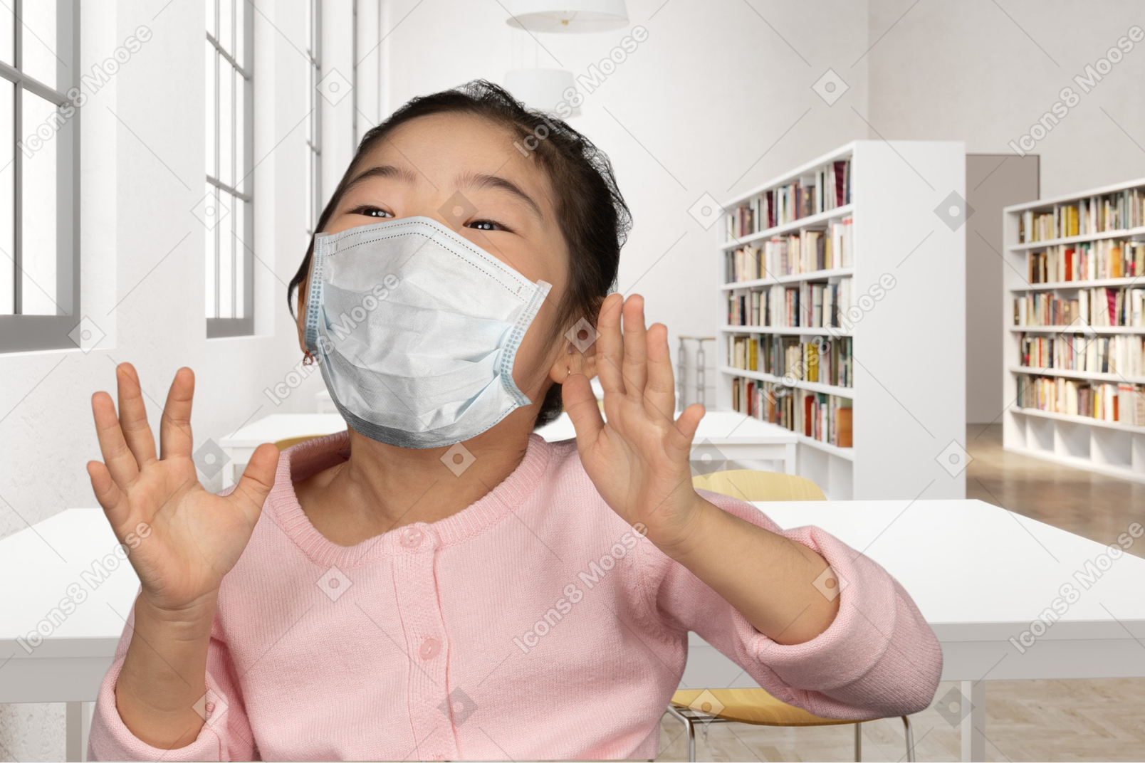 Menina alegre com máscara facial em pé em uma biblioteca
