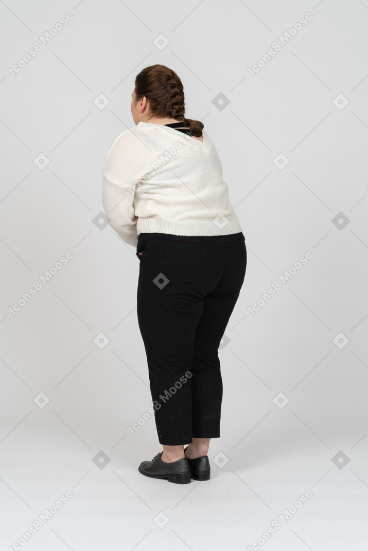 Donna grassoccia in abiti casual che soffre di mal di stomaco