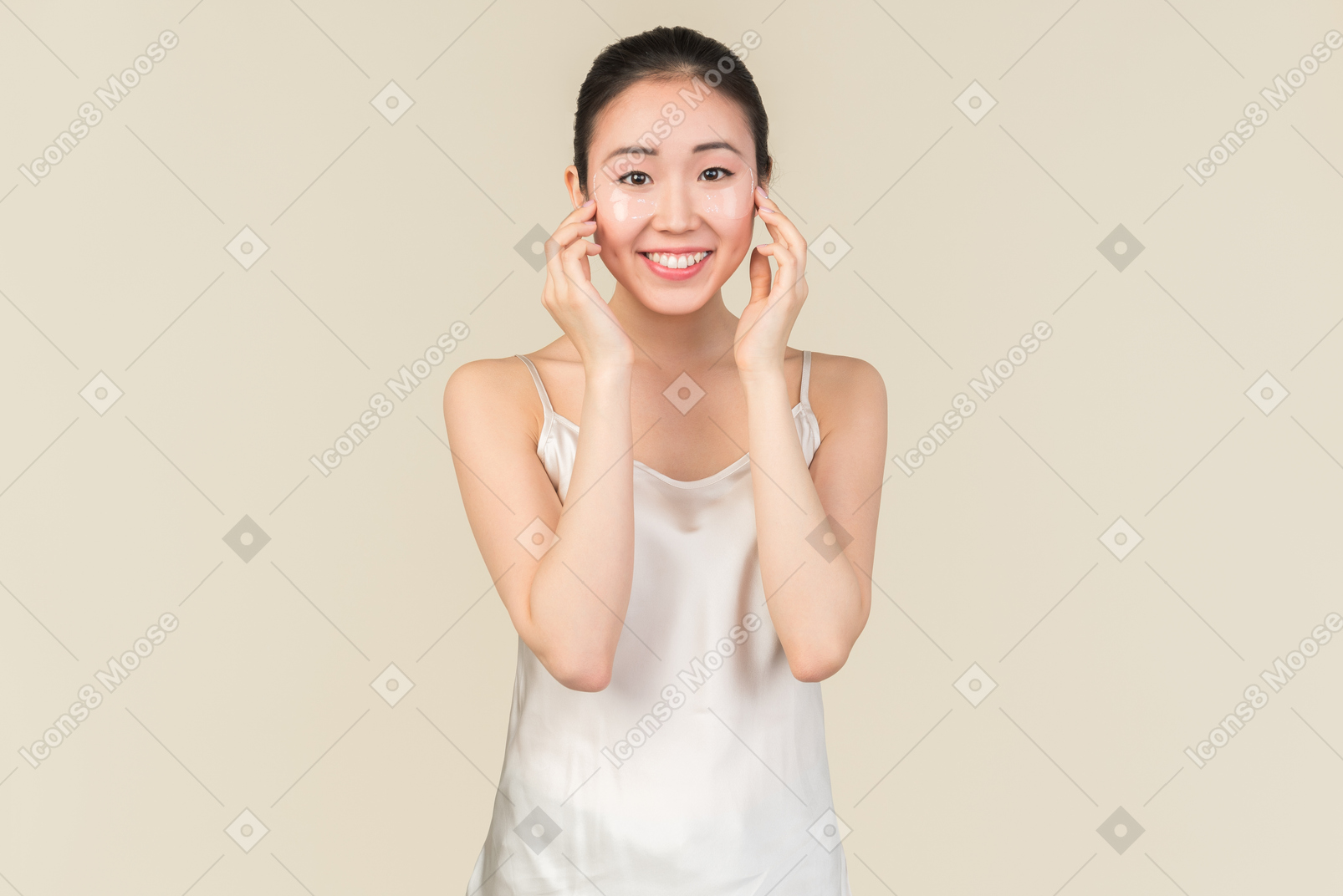 Jovem menina asiática com tapa-olhos no rosto