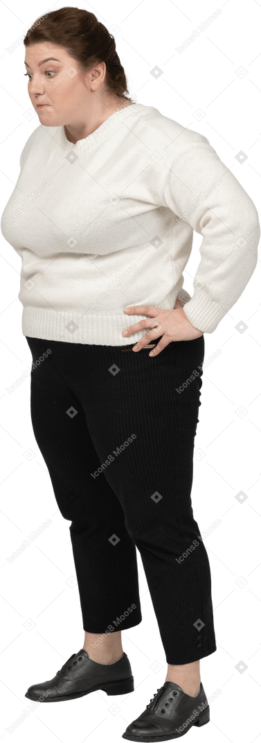 一个身着休闲服、双手叉腰站立的胖女人的侧视图
