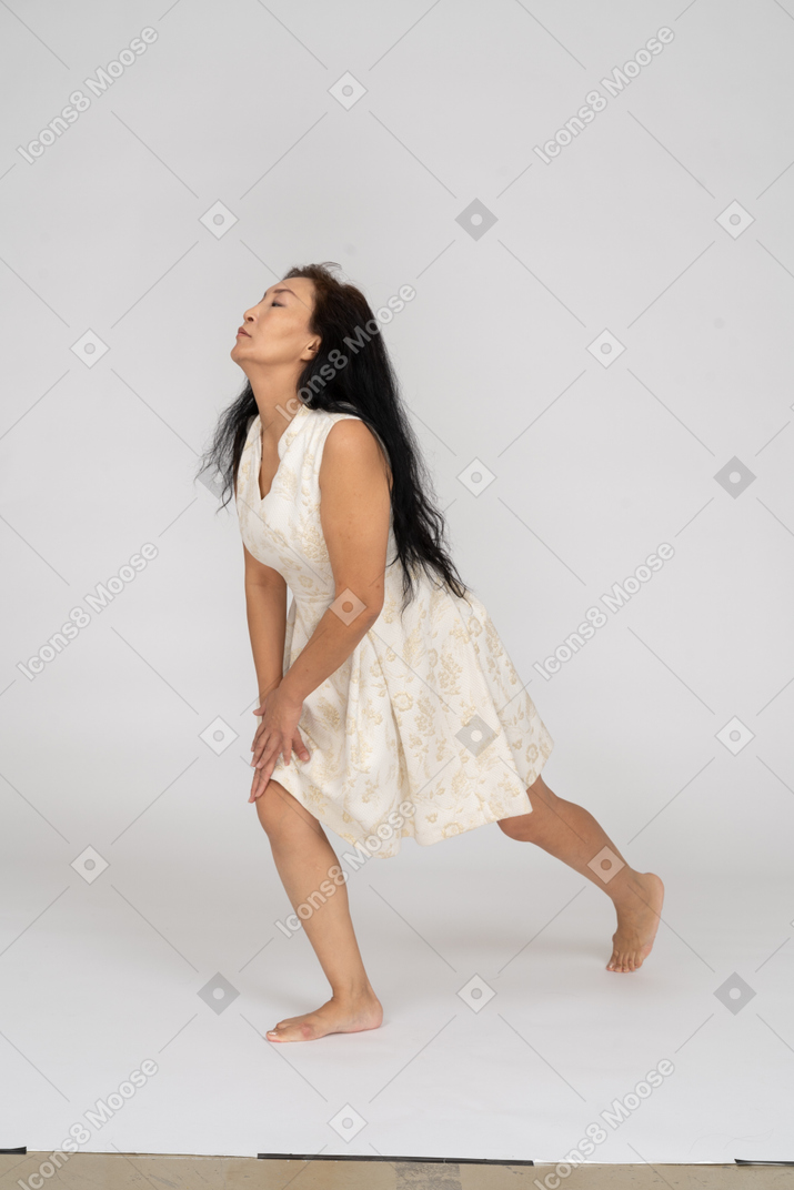 Mujer en vestido hermoso bailando