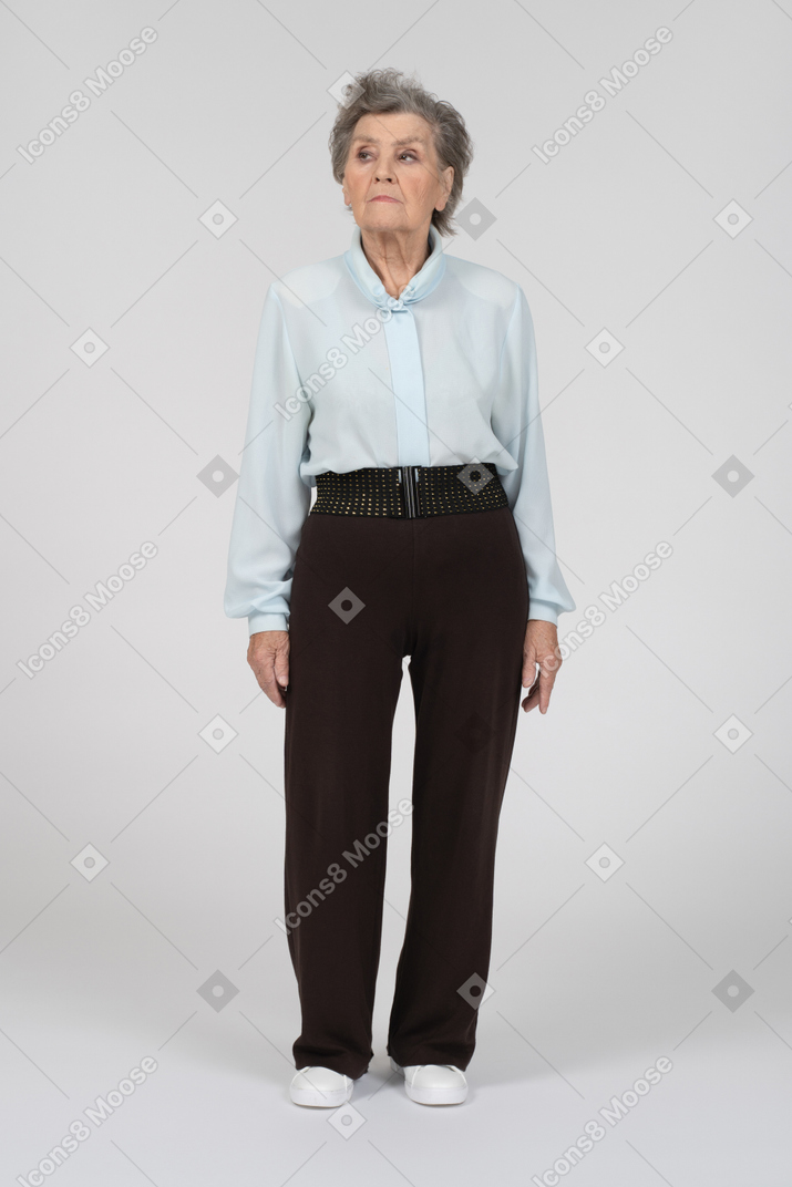 Anciana de pie con mirada lateral