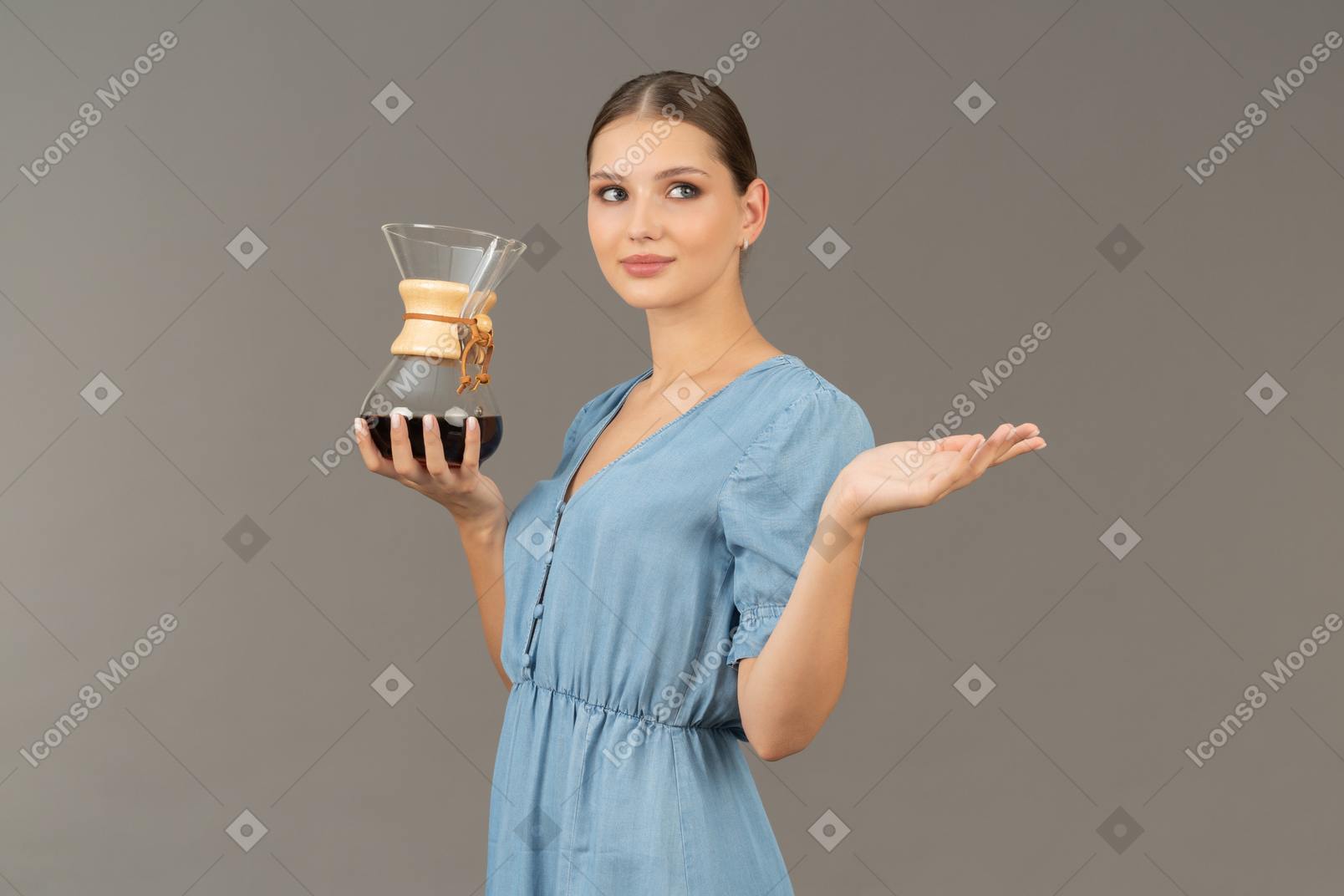 Vue de trois quarts d'une jeune femme en robe bleue tenant un pichet de vin
