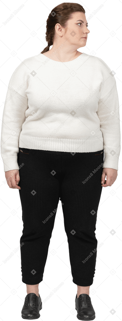 Donna grassoccia in abiti casual in piedi