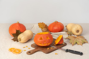 Citrouilles sculptées et feuilles jaunes