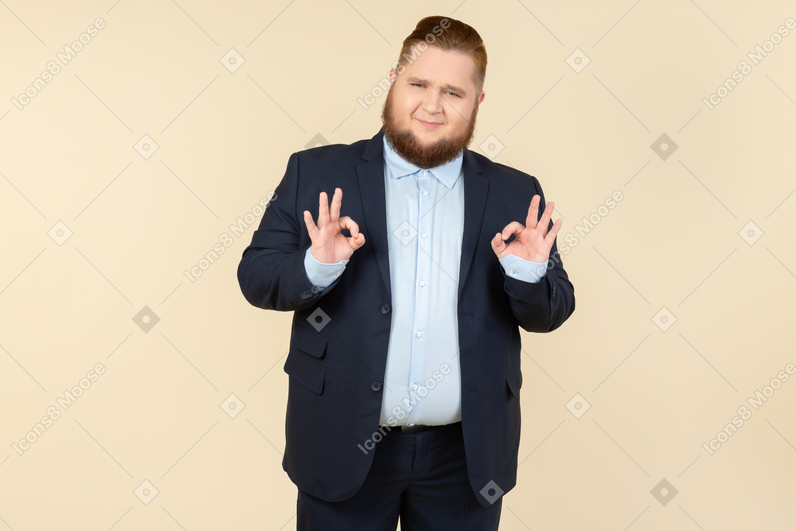 Junger übergewichtiger mann im anzug, der okaygeste mit beiden händen zeigt