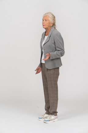 プロフィールに立っているスーツの老婦人