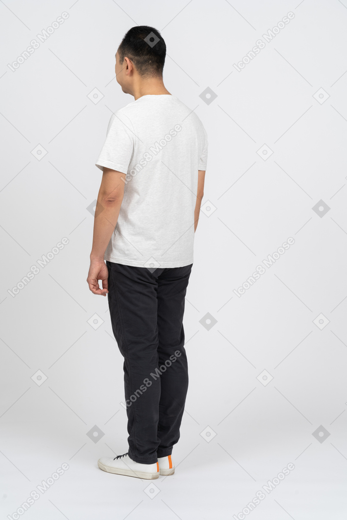 Vista de tres cuartos de un hombre con ropa informal