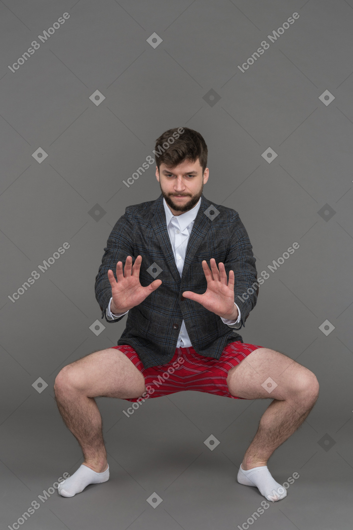 Homem sentado com os braços estendidos