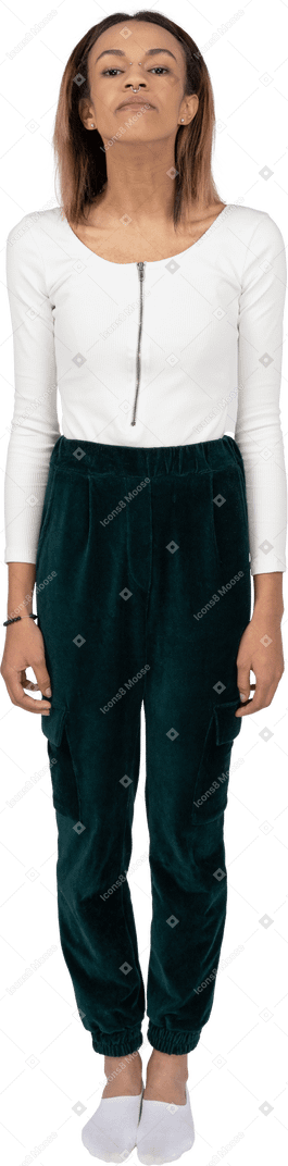 Frau in freizeitkleidung stehend