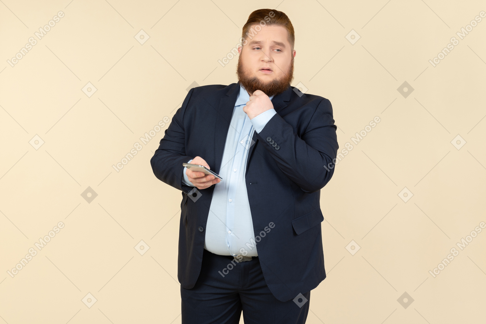 Сомнительный молодой человек с избыточным весом держит смартфон