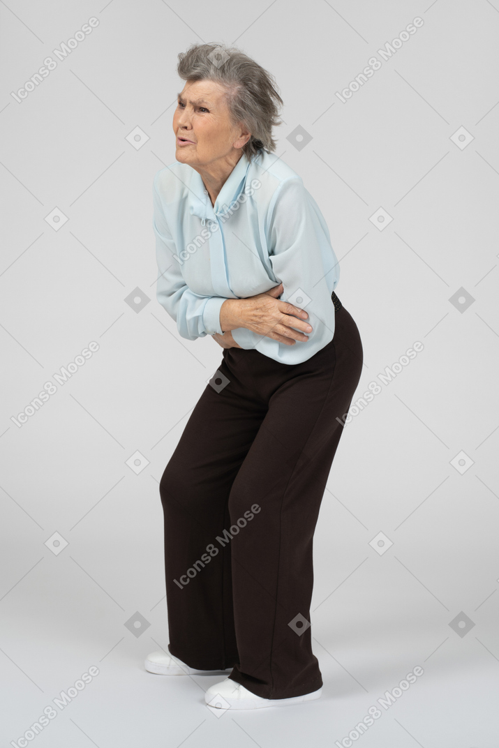 Anciana con dolor de estómago