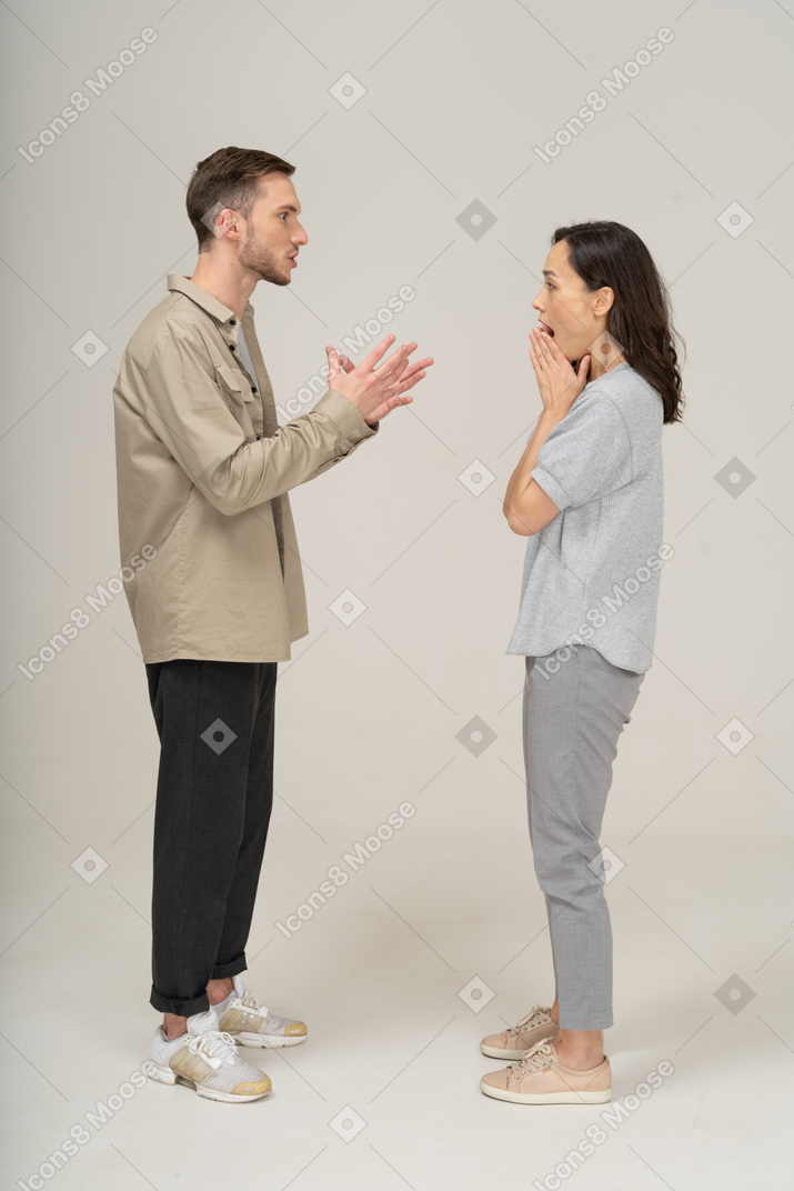 年轻夫妇互相交谈的侧视图