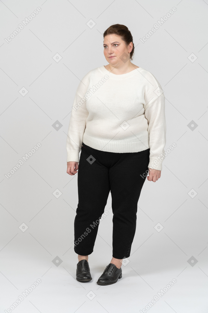 Злая женщина больших размеров в белом свитере