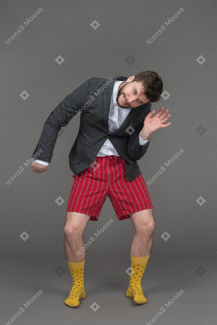 Giovane uomo in pantaloncini rossi scherzare