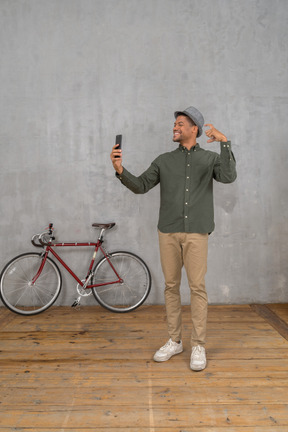 Homem com conversa de vídeo de telefone inteligente